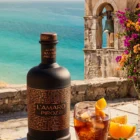 Bottiglia de L'Amaro Pirozzi in ambientazione con erbe e agrumi calabresi