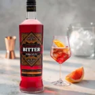 Aperitivo Bitter Pirozzi in un cocktail con ghiaccio e arancia, fotografia ambientata