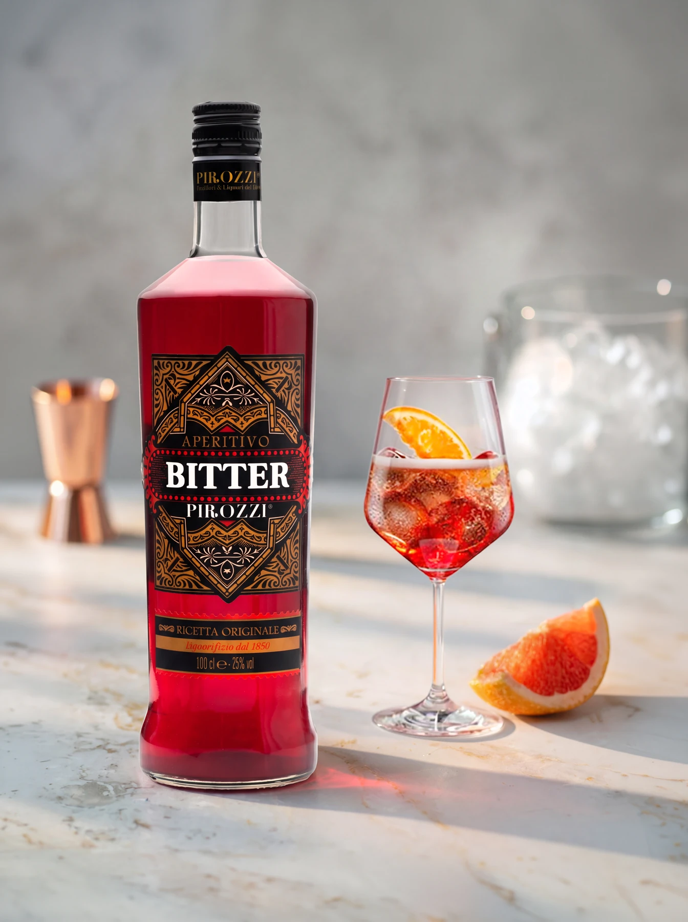 Aperitivo Bitter Pirozzi in un cocktail con ghiaccio e arancia, fotografia ambientata
