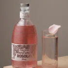 Rosolio alle Rose Pirozzi con petali di rosa, fotografia ambientata