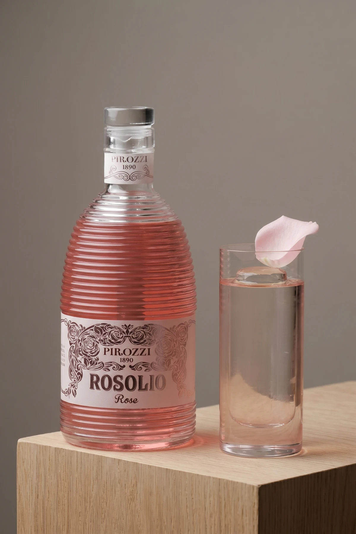 Rosolio alle Rose Pirozzi con petali di rosa, fotografia ambientata